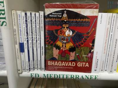 ...con classici quali il Bhagavadgītā, testo sacro dell�Induismo...